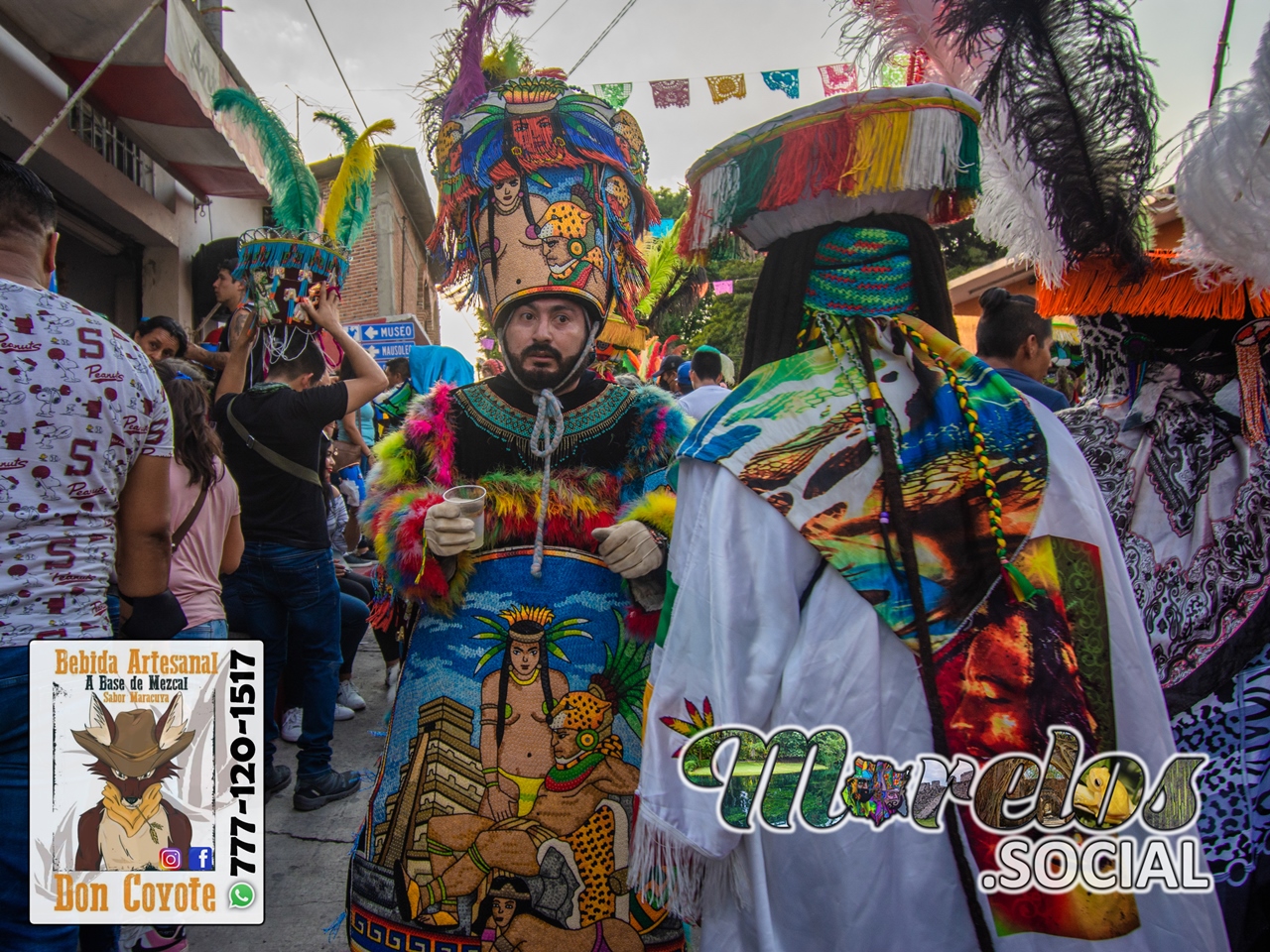 Chinelos en medio de la comparsa durante el recorrido.