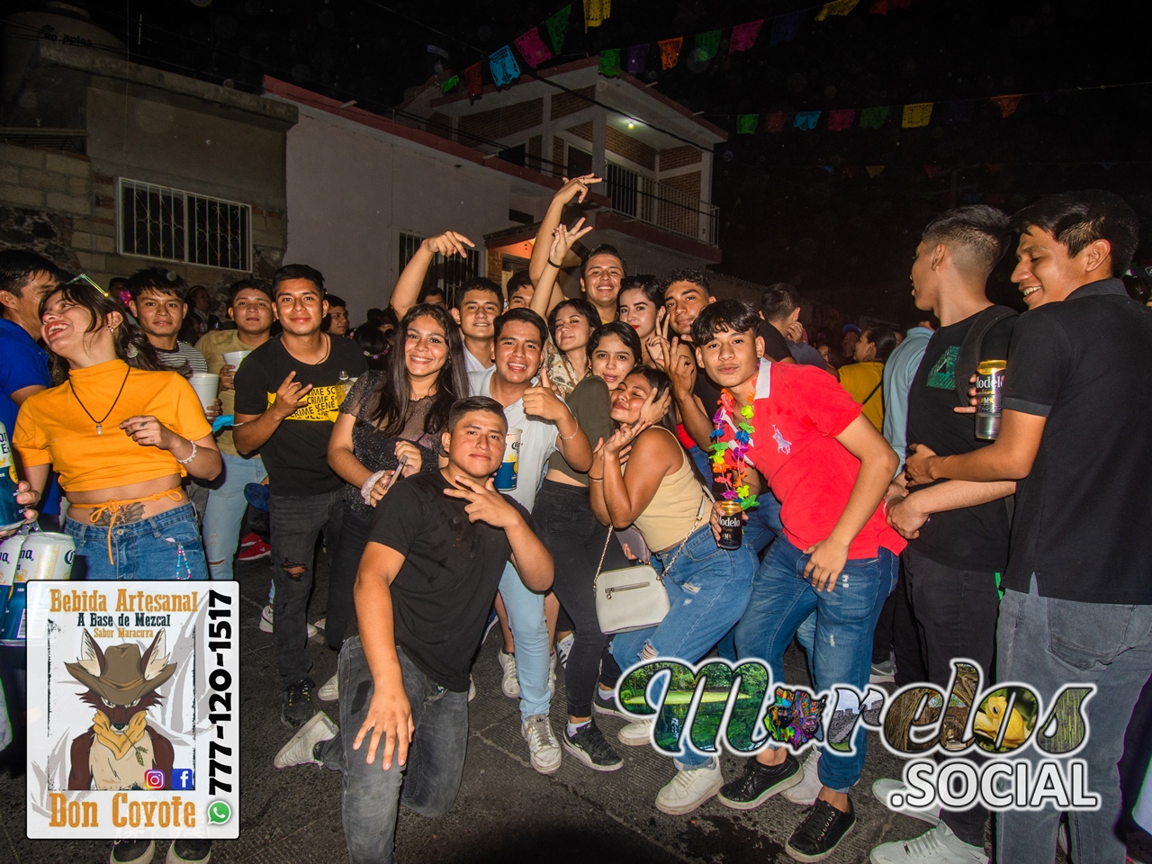 Jóvenes en foto durante encuentro de comparsas Tlaltizapán.