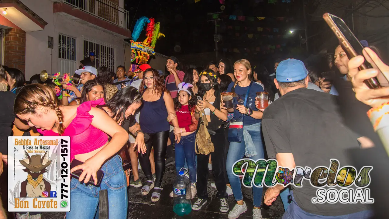 Recorrido de la comparsa sobre la calle Vicente Guerrero.