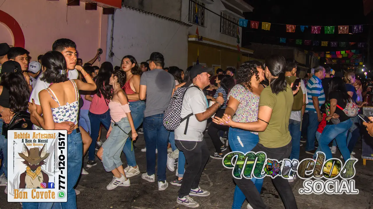 Musica y baile sobre avenida 5 de Febrero Tlaltizapán Morelos.