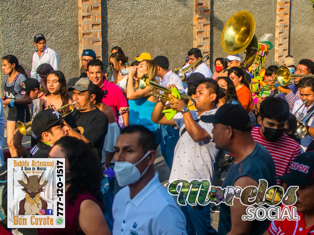 Tradicional recorrido chinelo de las comparsas avanzando por la Av. Amador Salazar.