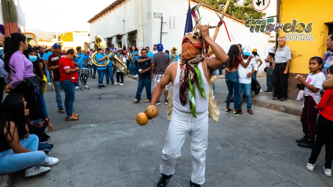 Tlayacapan Morelos, la comparsa avanza entre las calles.