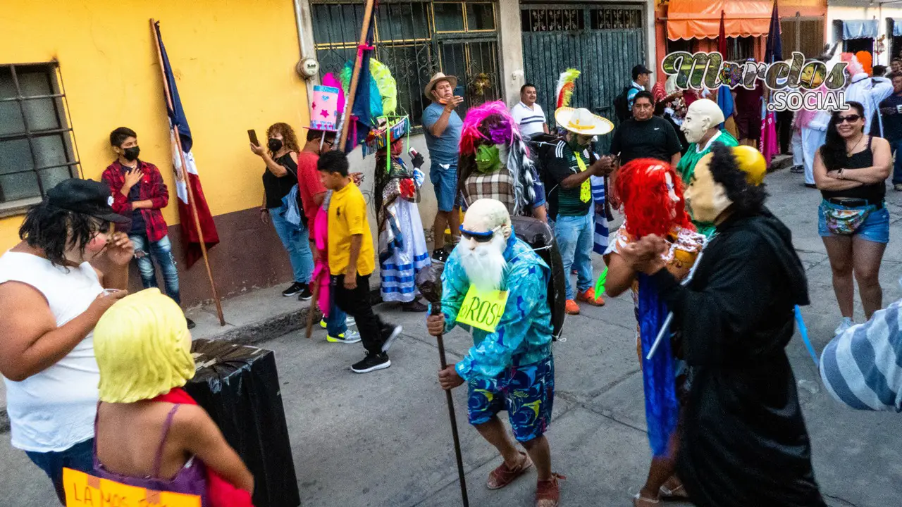 En Tlayacapan la comparsa avanza en una fiesta popular.