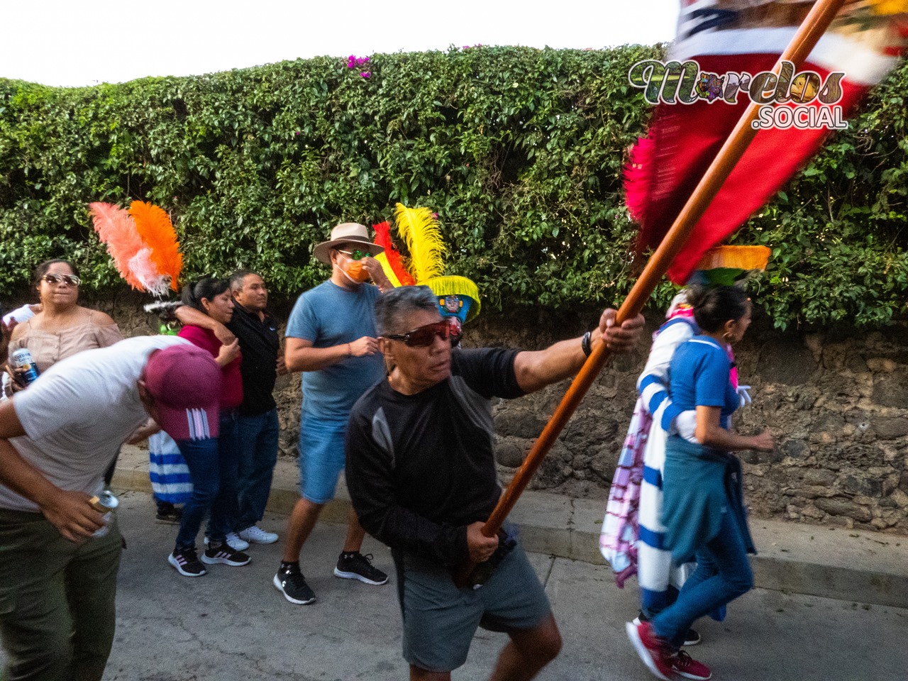 Agitando a la bandera, la comparsa azteca en Tlayacapan.