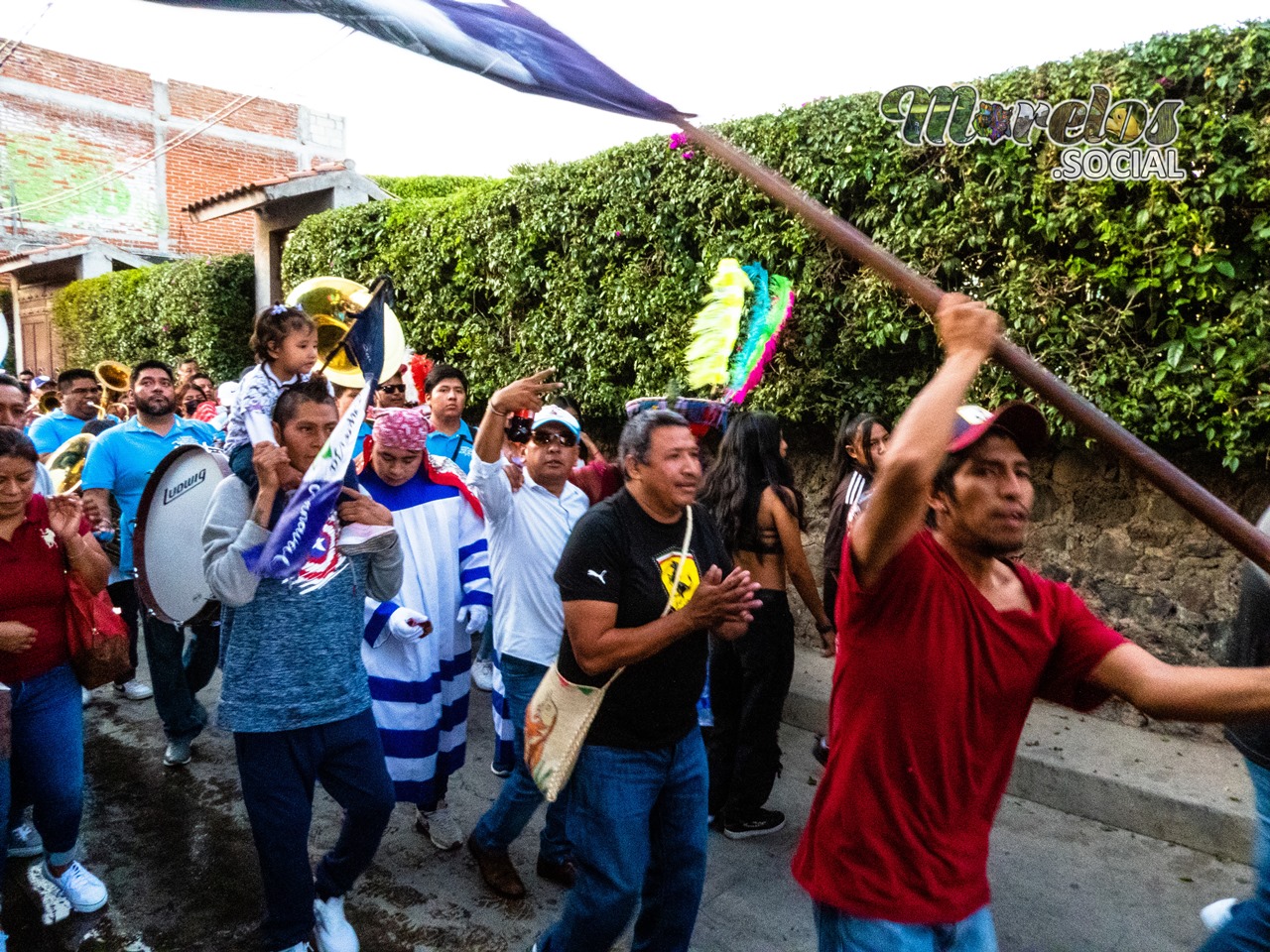 La comparsa que crece, la banda de viento que anima.