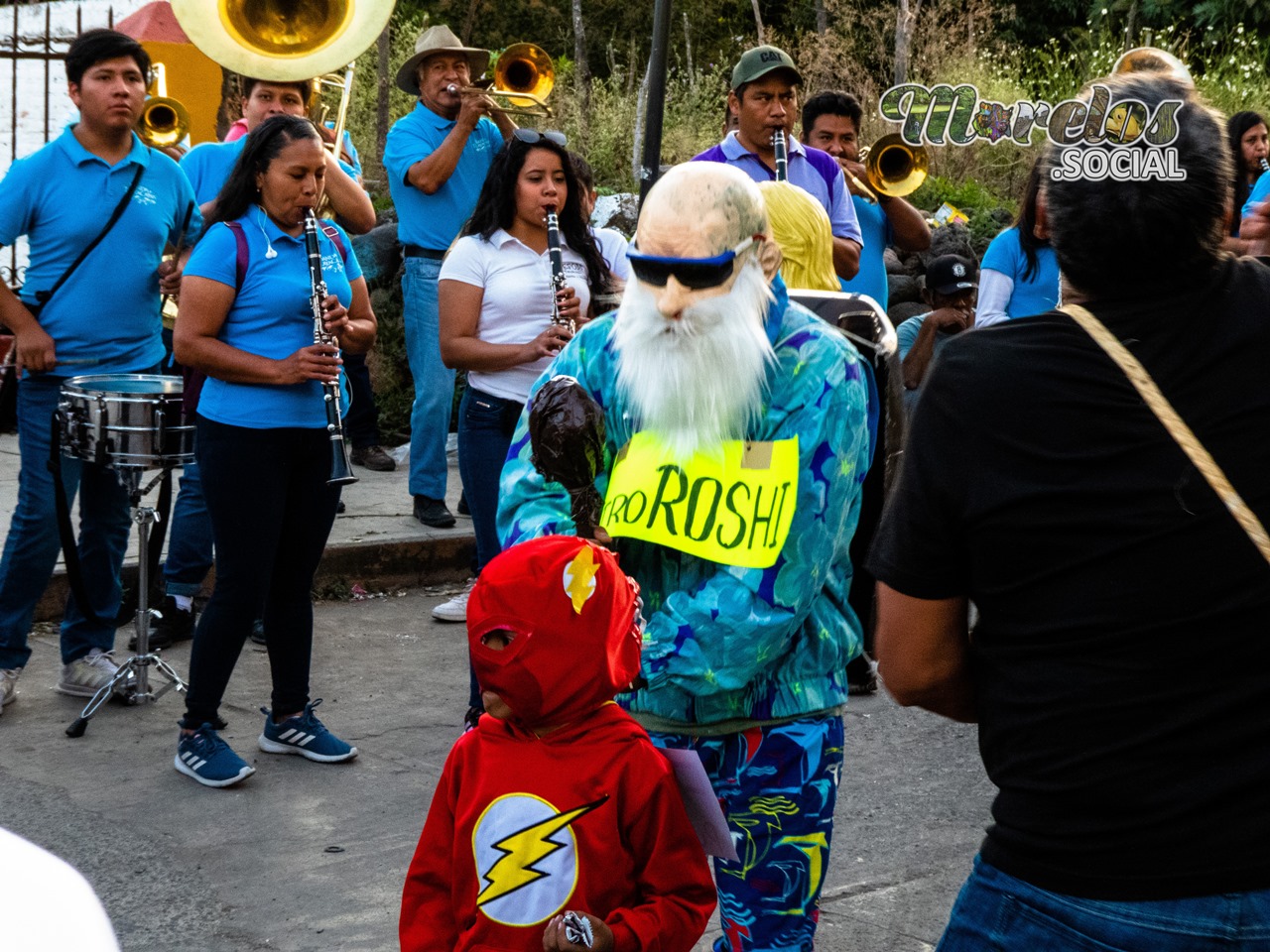 Los disfrazados en pleno brinco de chinelo en Tlayacapan, Morelos.