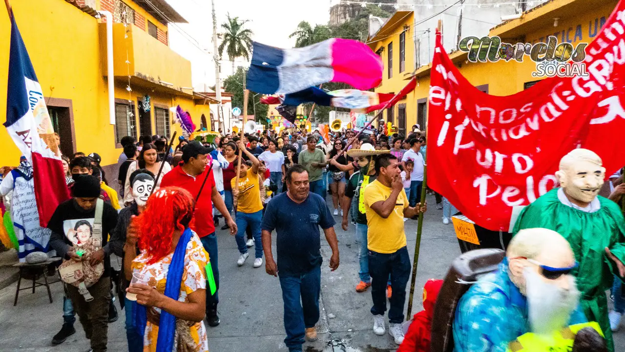 Comparsa Azteca en la calle cinco de mayo Tlayacapan, Morelos.