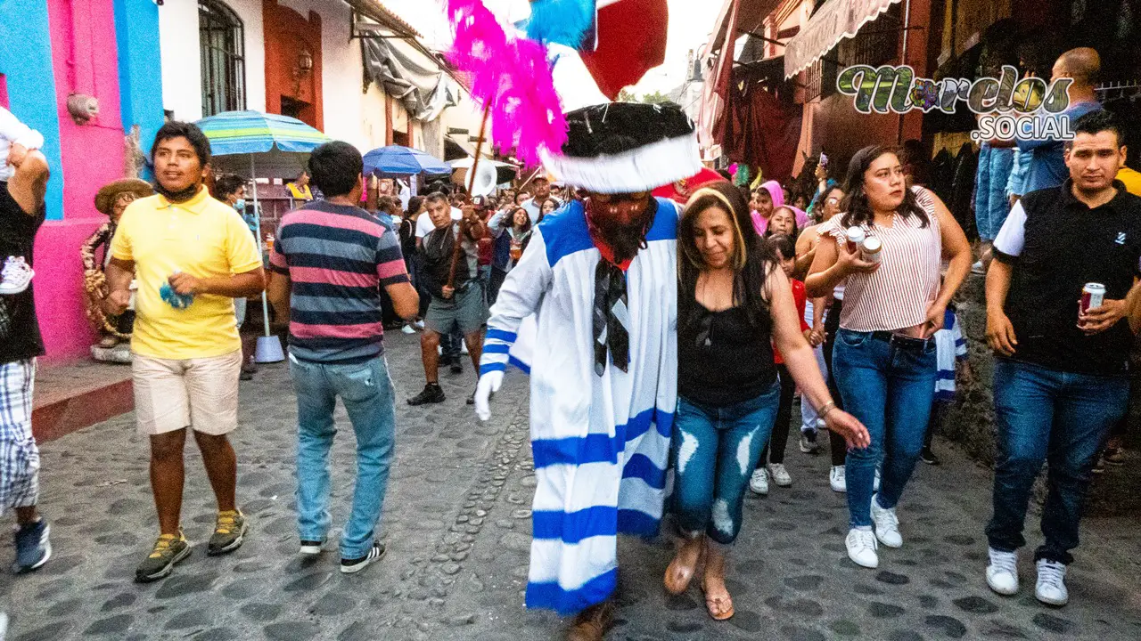 El alegre chinelo de Tlayacapan brincando al son de la banda.