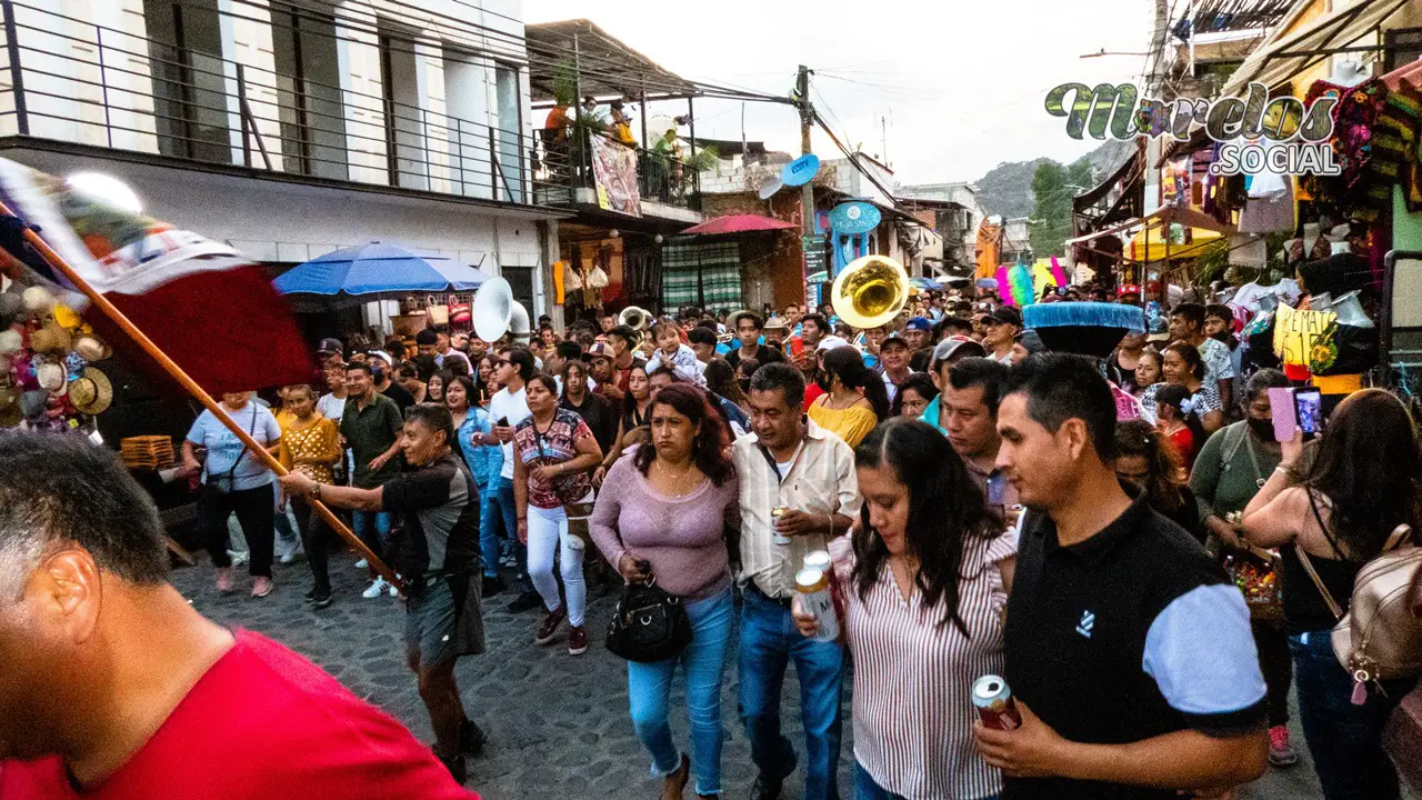 Recorrido comparsa Azteca en Tlayacapan, Morelos.