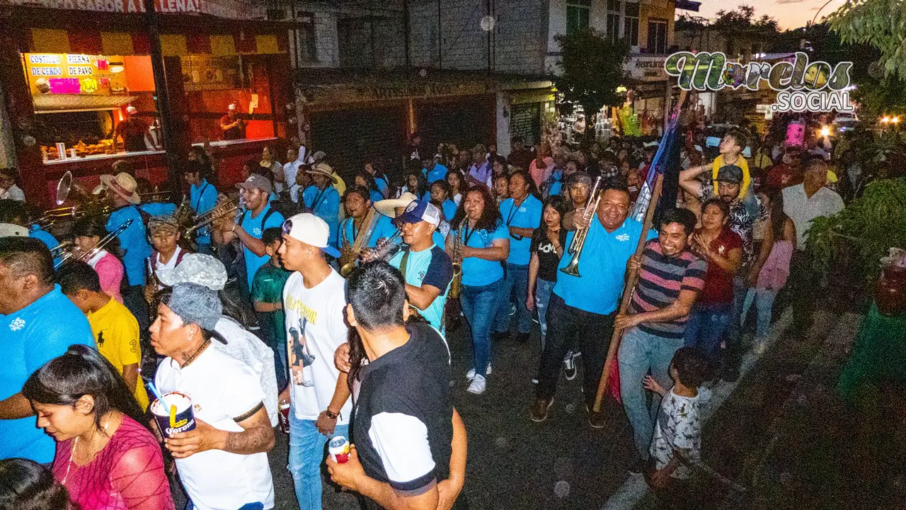 La banda interpretando los sones de chinelo.