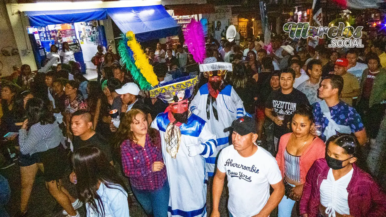 Chinelos de Tlayacapan, recorrido comparsa Azteca.