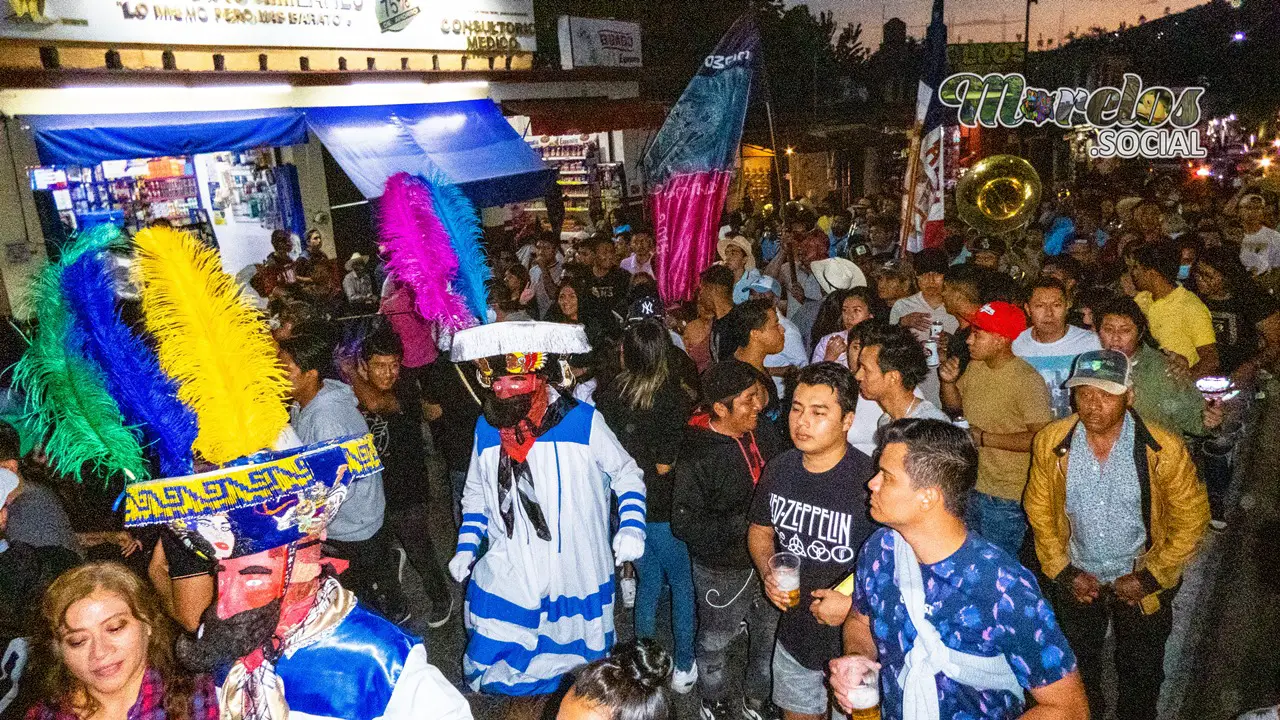 La calle durante el brinco de chinelo en el municipio de Tlayacapan, Morelos.