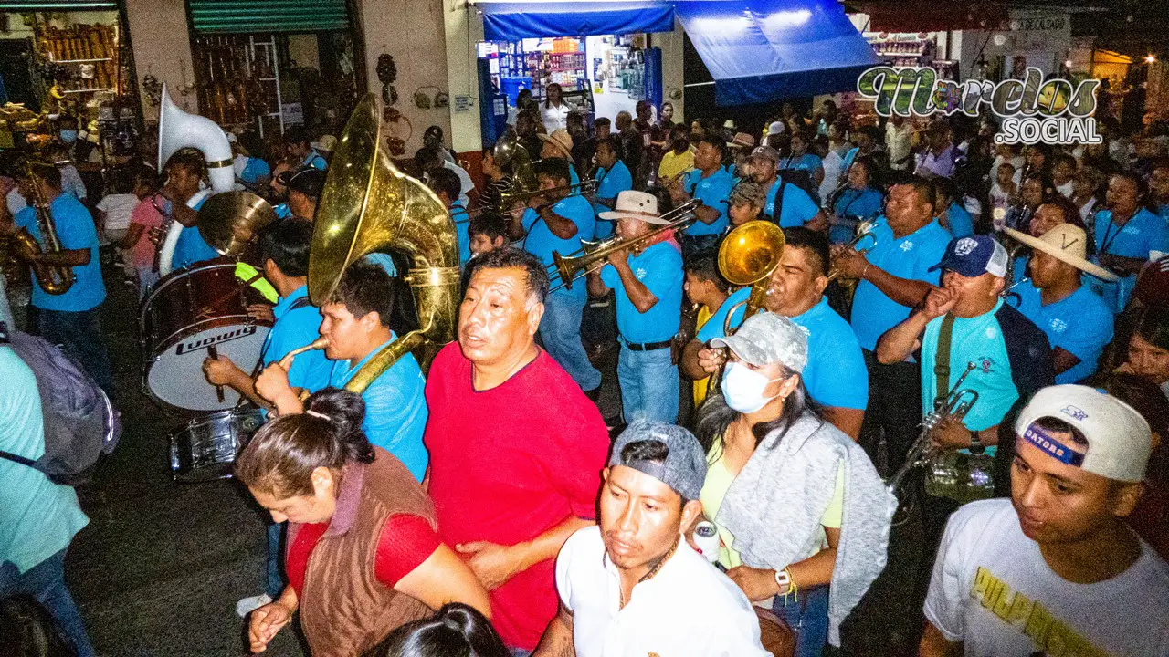 Los músicos interpretando los tradicionales sones de chinelo.