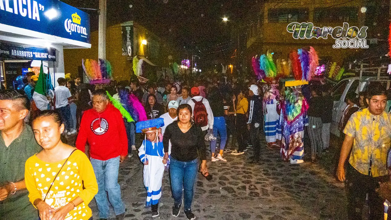 Recorrido chinelos comparsa Azteca en Tlayacapan, Morelos.