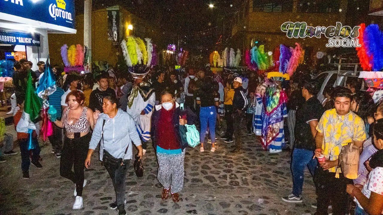 Recorrido chinelos comparsa Azteca en Tlayacapan, Morelos.