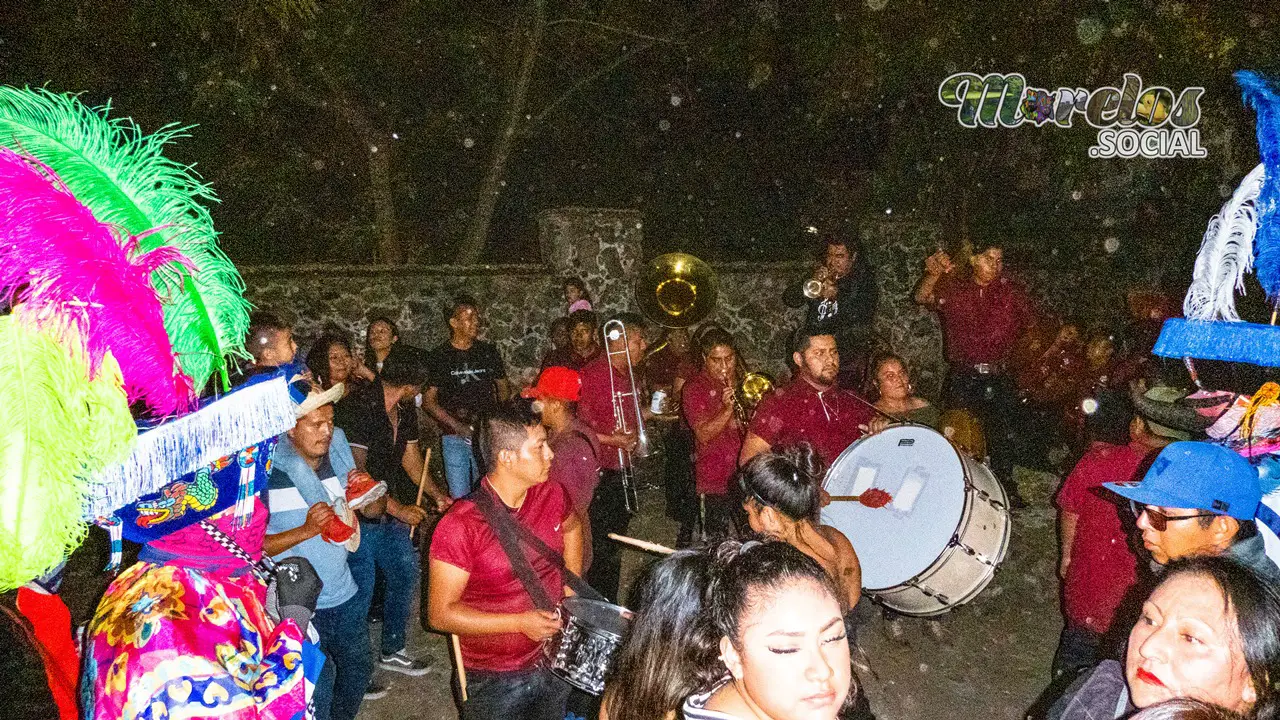 La banda de viento haciendo sonar los sones de chinelo.