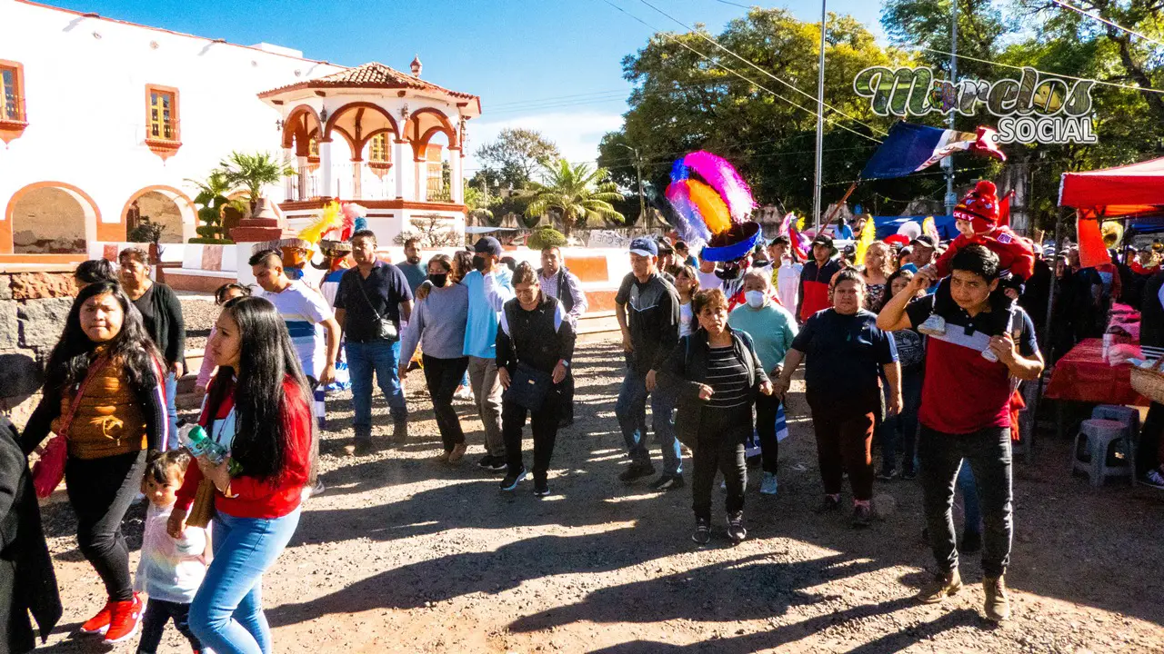 Recorrido de la comparsa Azteca en Tlayacapan.