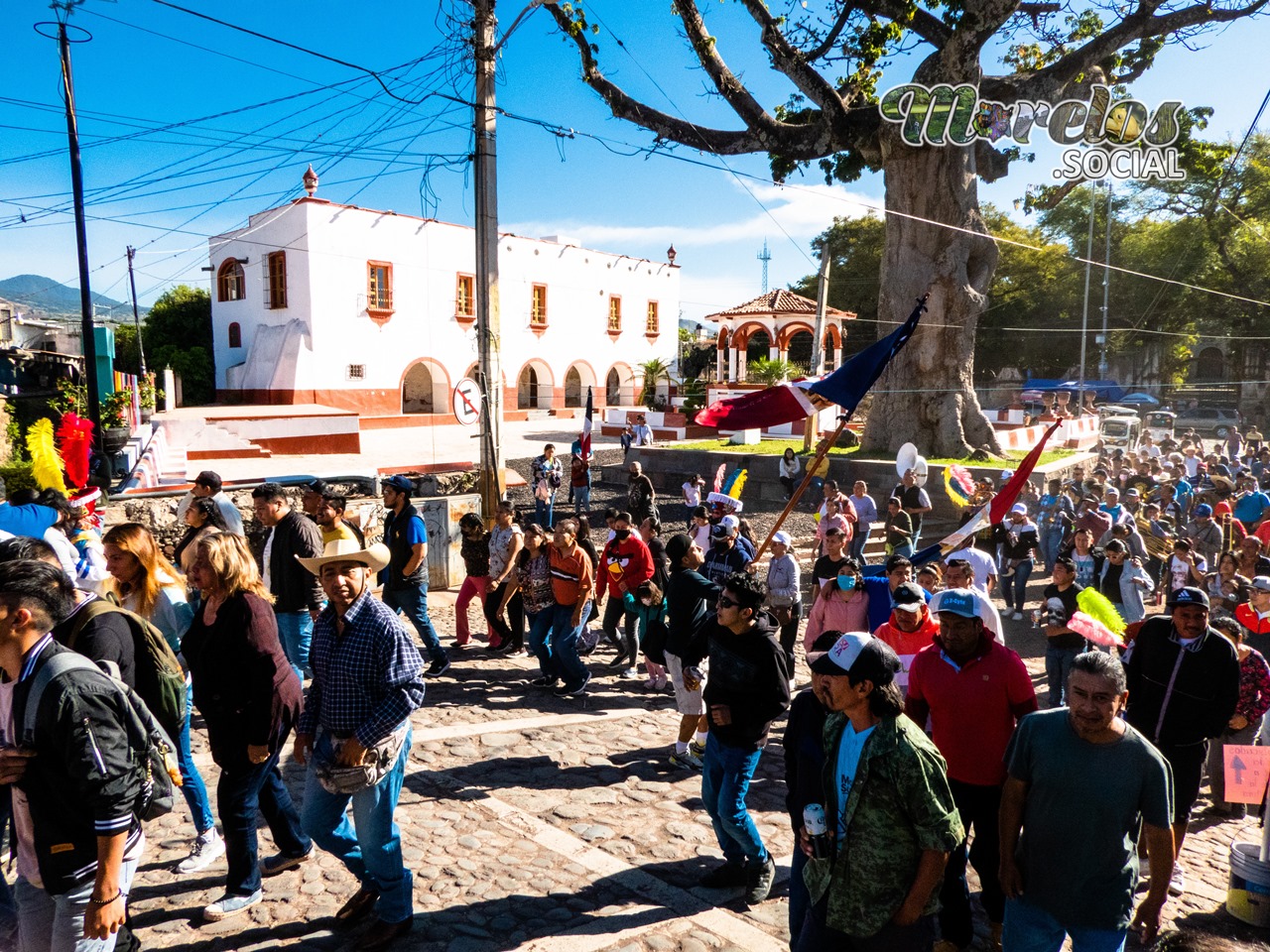 Recorrido chinelos comparsa Azteca en Tlayacapan, Morelos.