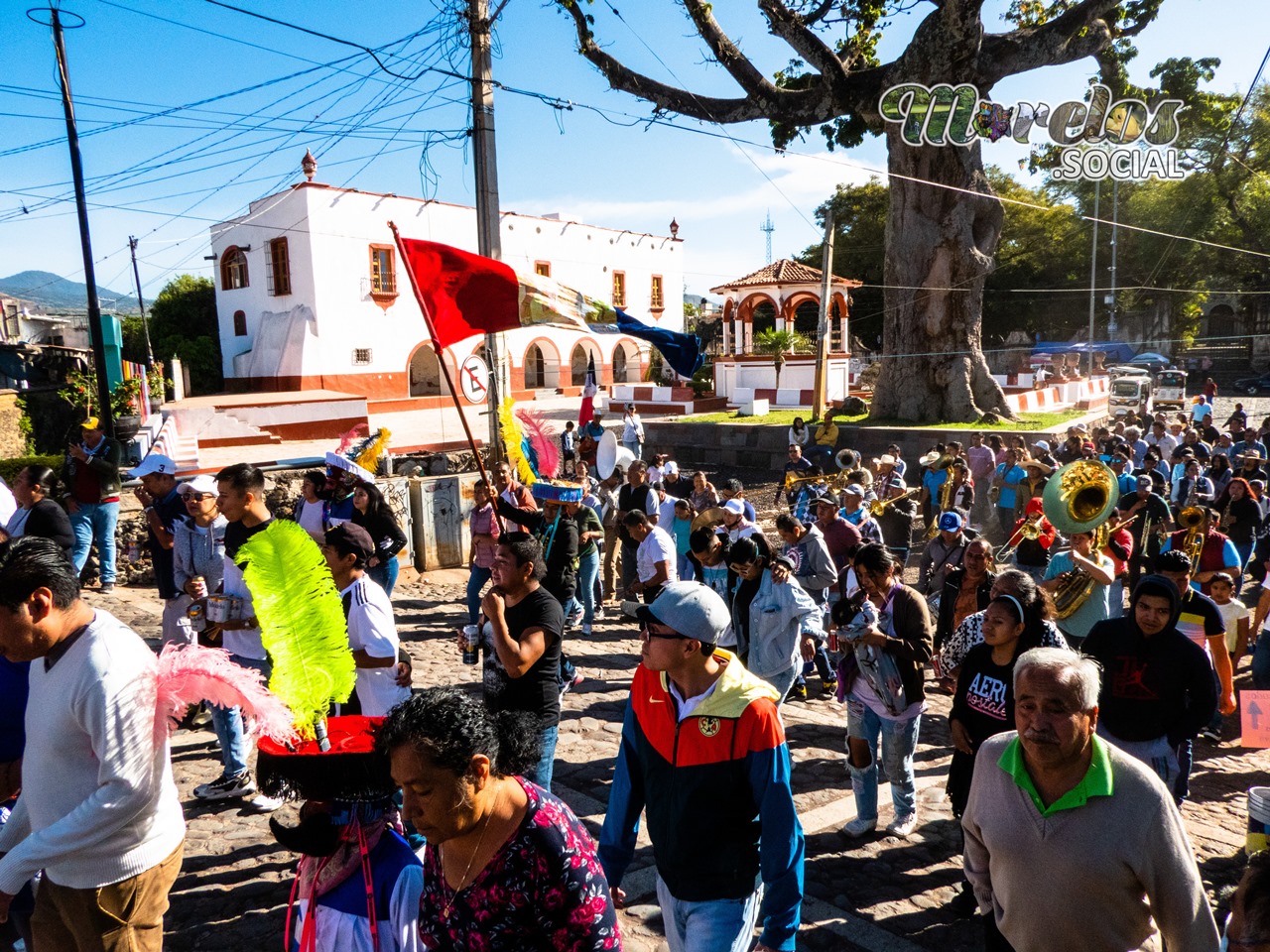 Las banderas se Ondean entre la comparsa Azteca en Tlayacapan.