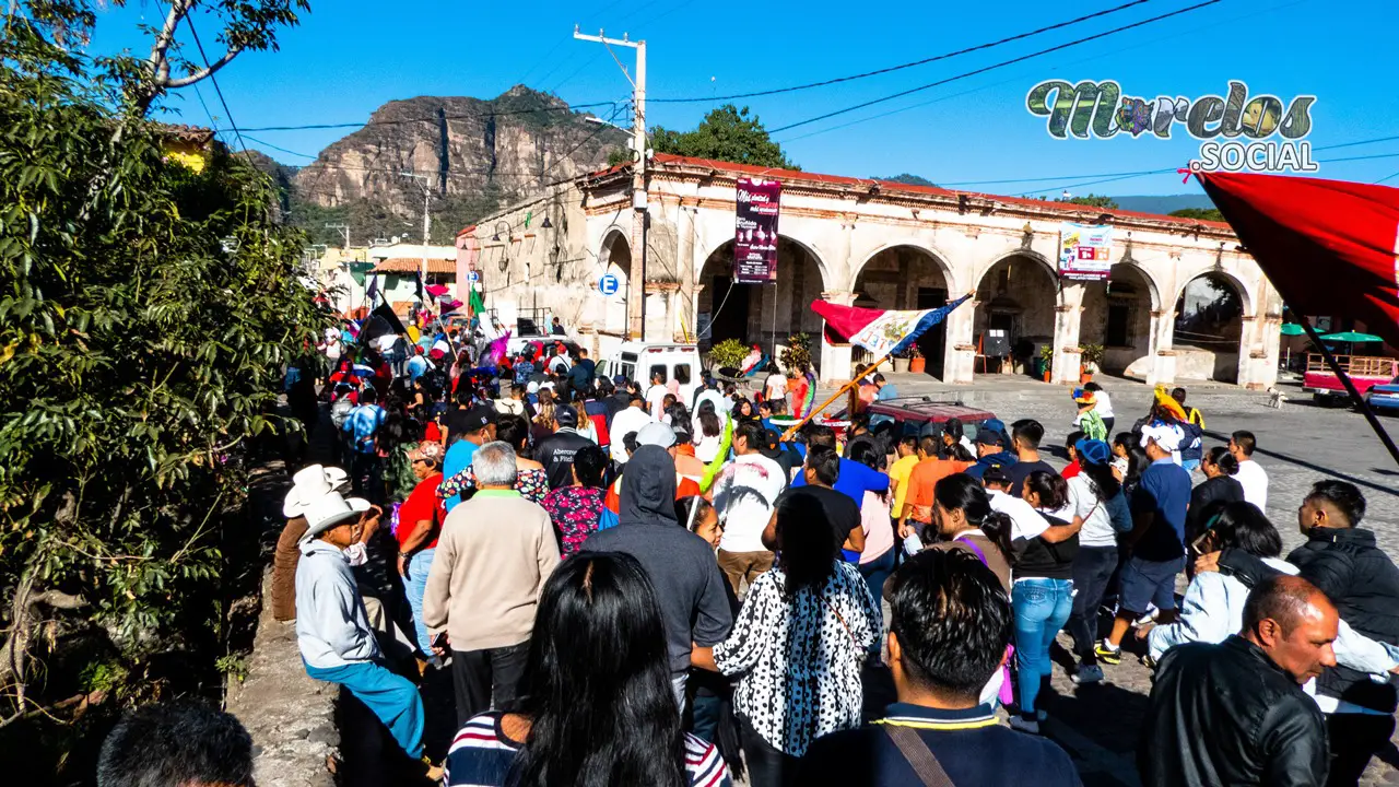 Recorrido de la comparsa Azteca por las calles de Tlayacapan Morelos.