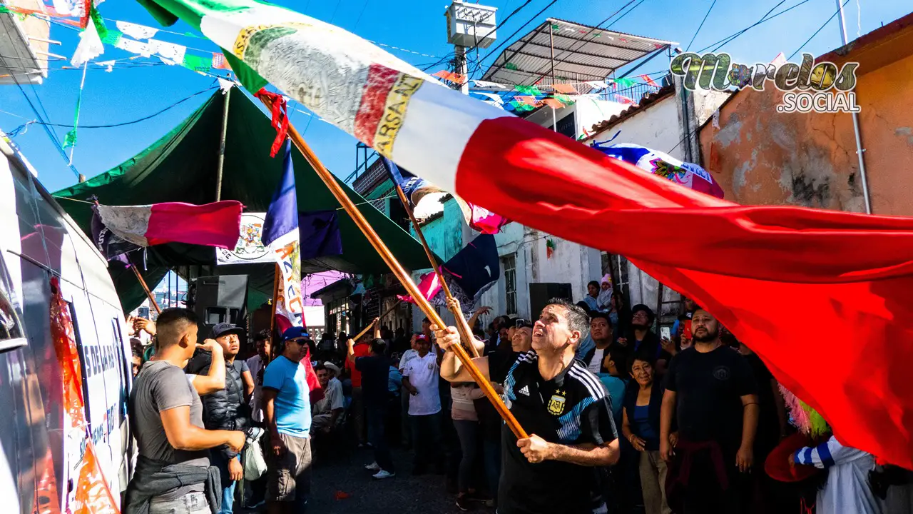 Los primeros banderazos del día al ritmo del son de chinelo.