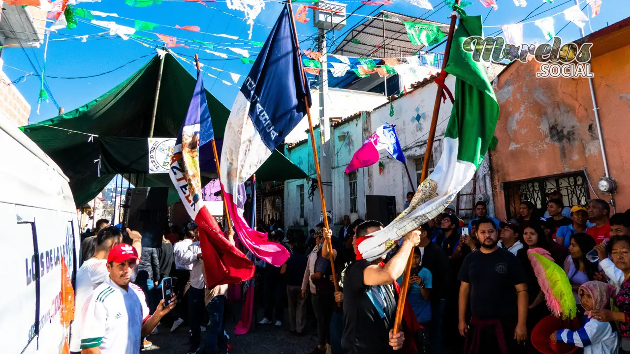 Las banderas se agitan al son del chinelo en Tlayacapan.