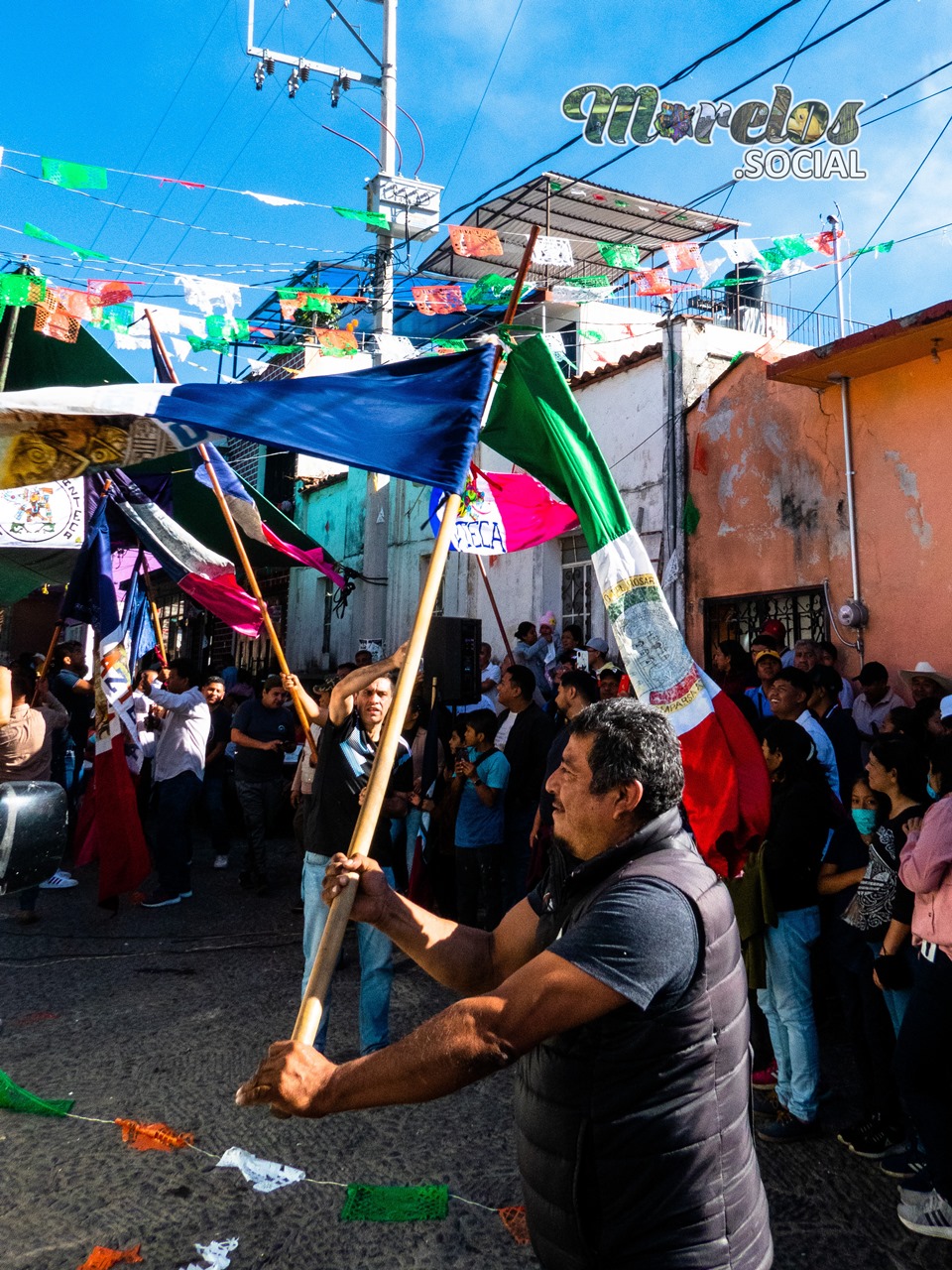 Los primeros banderazos del día al ritmo del son de chinelo.