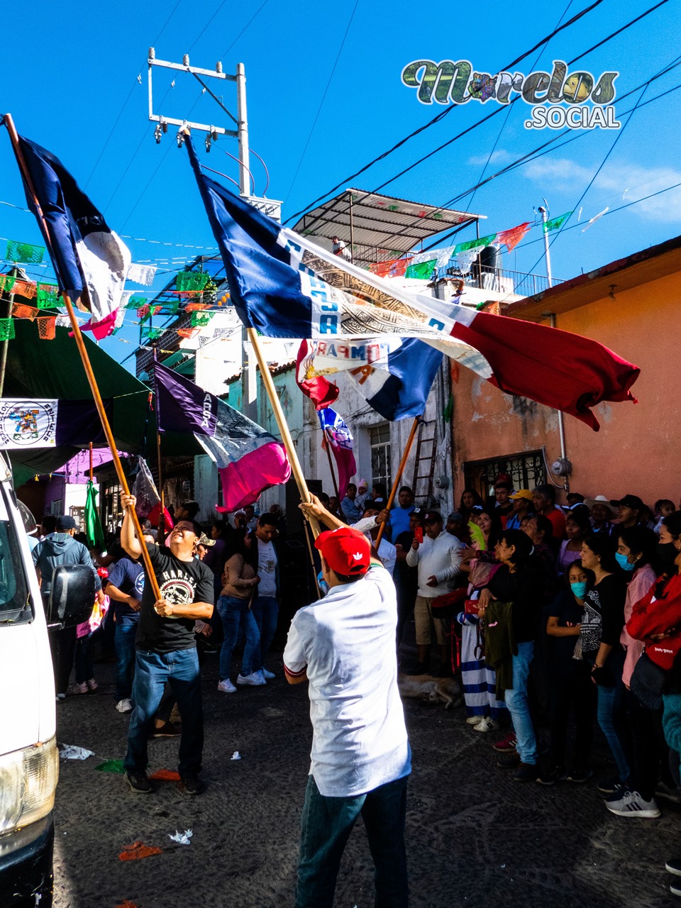 Ondeando las banderas comparsa Azteca, Tlayacapan Morelos.