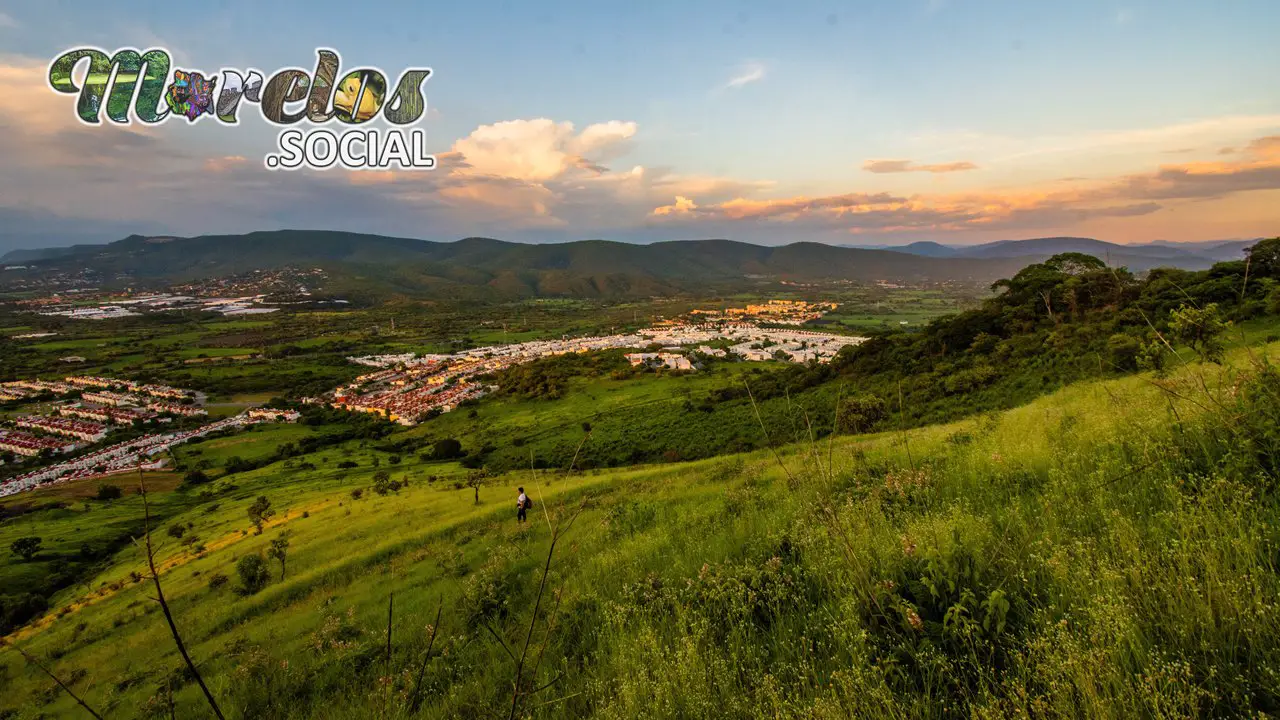 Los fraccionamientos a las faldas del cerro de Atlacholoaya.