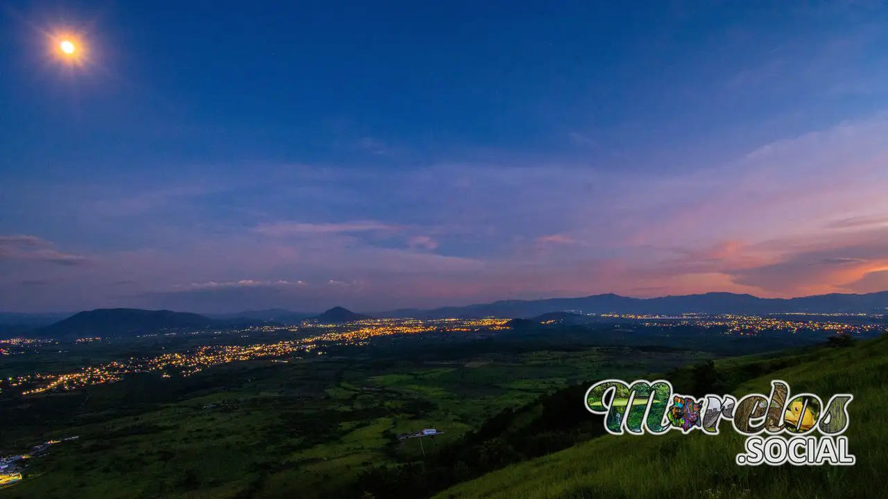 El sol se oculta, la luna brilla, atardeceres coloridos en el estado de Morelos.