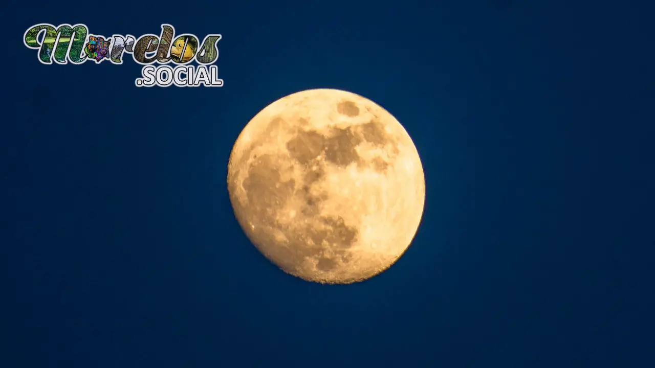 Viendo la luna desde la cima del cerro de Atlacholoaya.