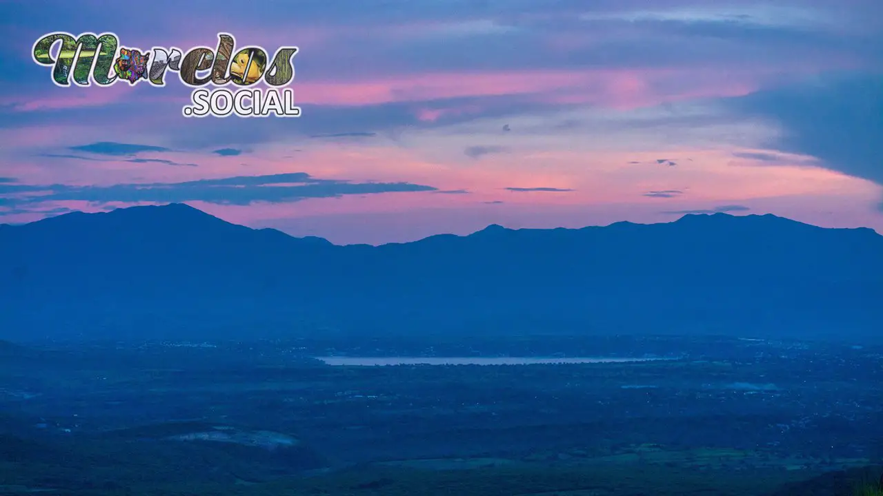 La laguna de Tequesquitengo y al fondo la sierra de Tilzapotla.