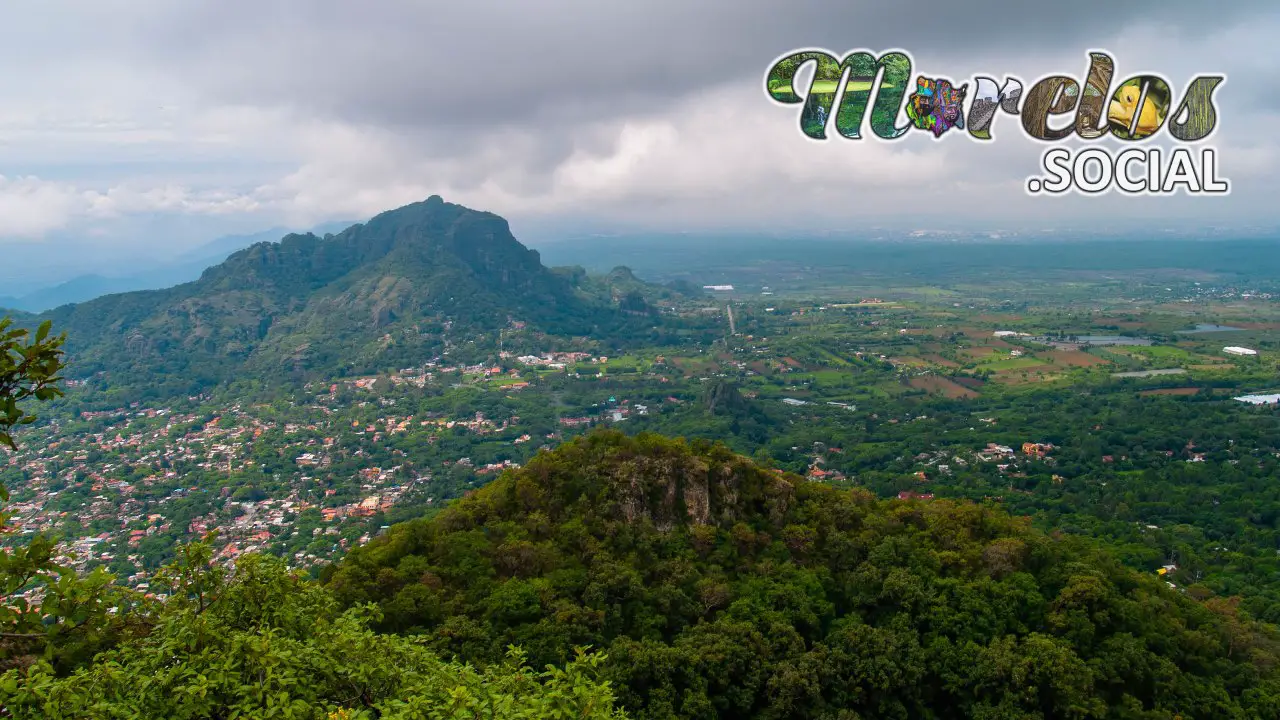 Bello paisaje visto desde una cumbre del cerro de la luz del pueblo mágico de Tepoztlán, Morelos