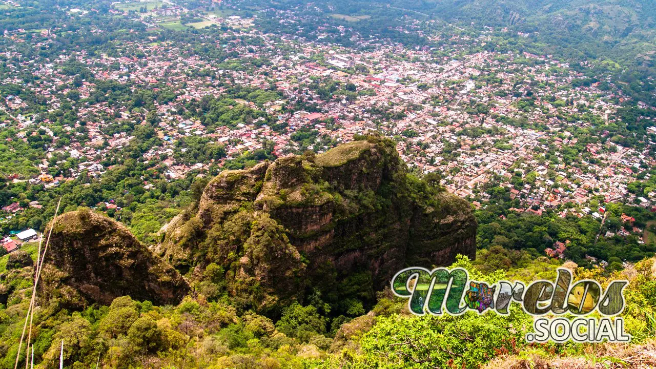 Vista del pueblo mágico de Tepoztlán, Morelos y sus montañas