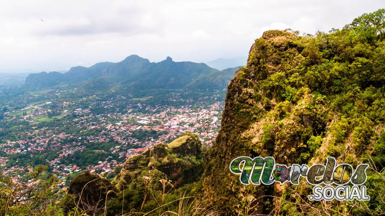 El pueblo mágico de Tepoztlán, Morelos rodeado de cerros