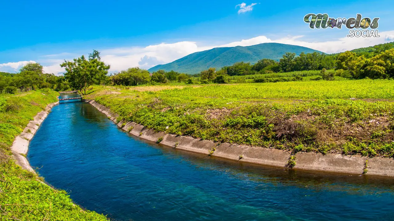 Un bello paisaje del canal y el cerro de Santa María de Tlaltizapán.