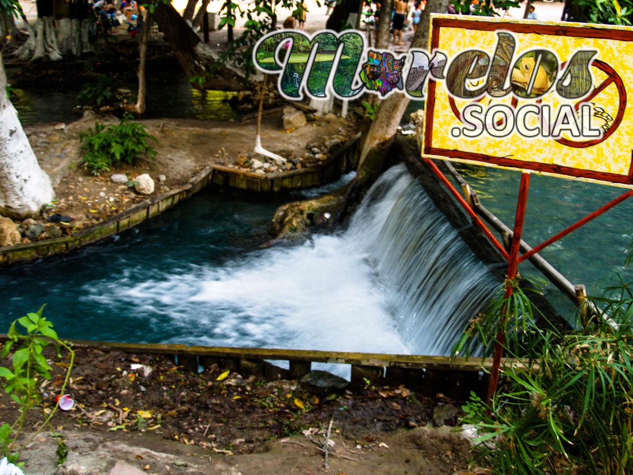 Pequeña cascada en el bonito balneario Las Huertas en Tlaquiltenango, Morelos