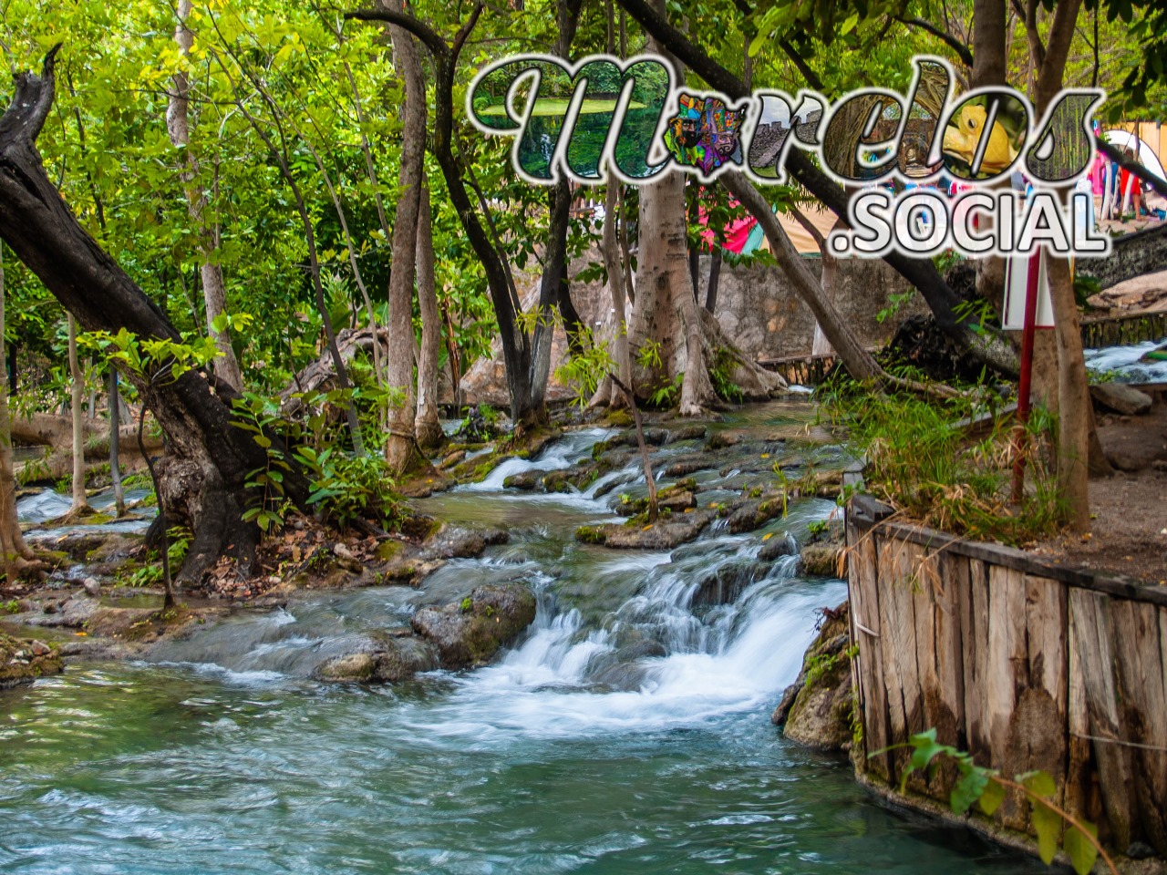 Hermoso paisaje del arroyo dentro del Balneario "Las Huertas" en Tlaquiltenango, Morelos