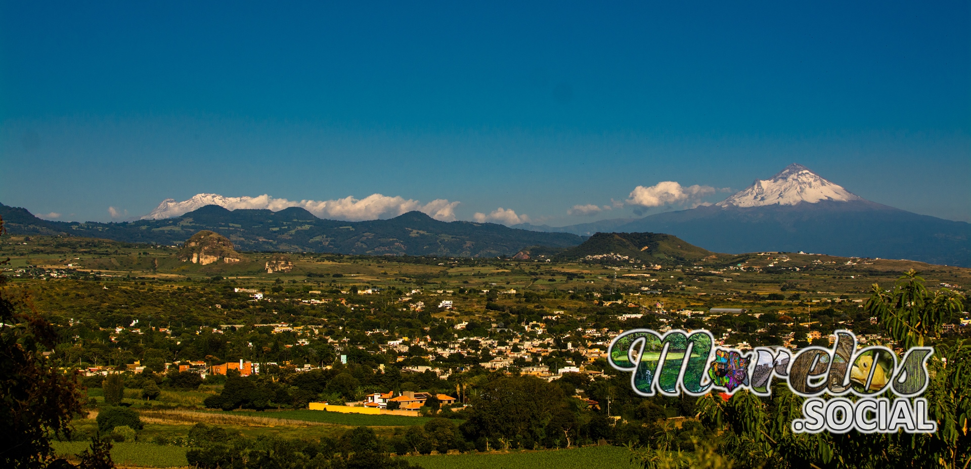 Paisaje del pueblo mágico de Tlayacapan, Morelos visto desde el cerro del Papalotzin