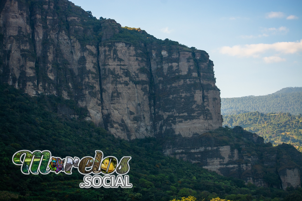 Gran meseta en el cerro del Papalotzin en el pueblo mágico de Tlayacapan, Morelos