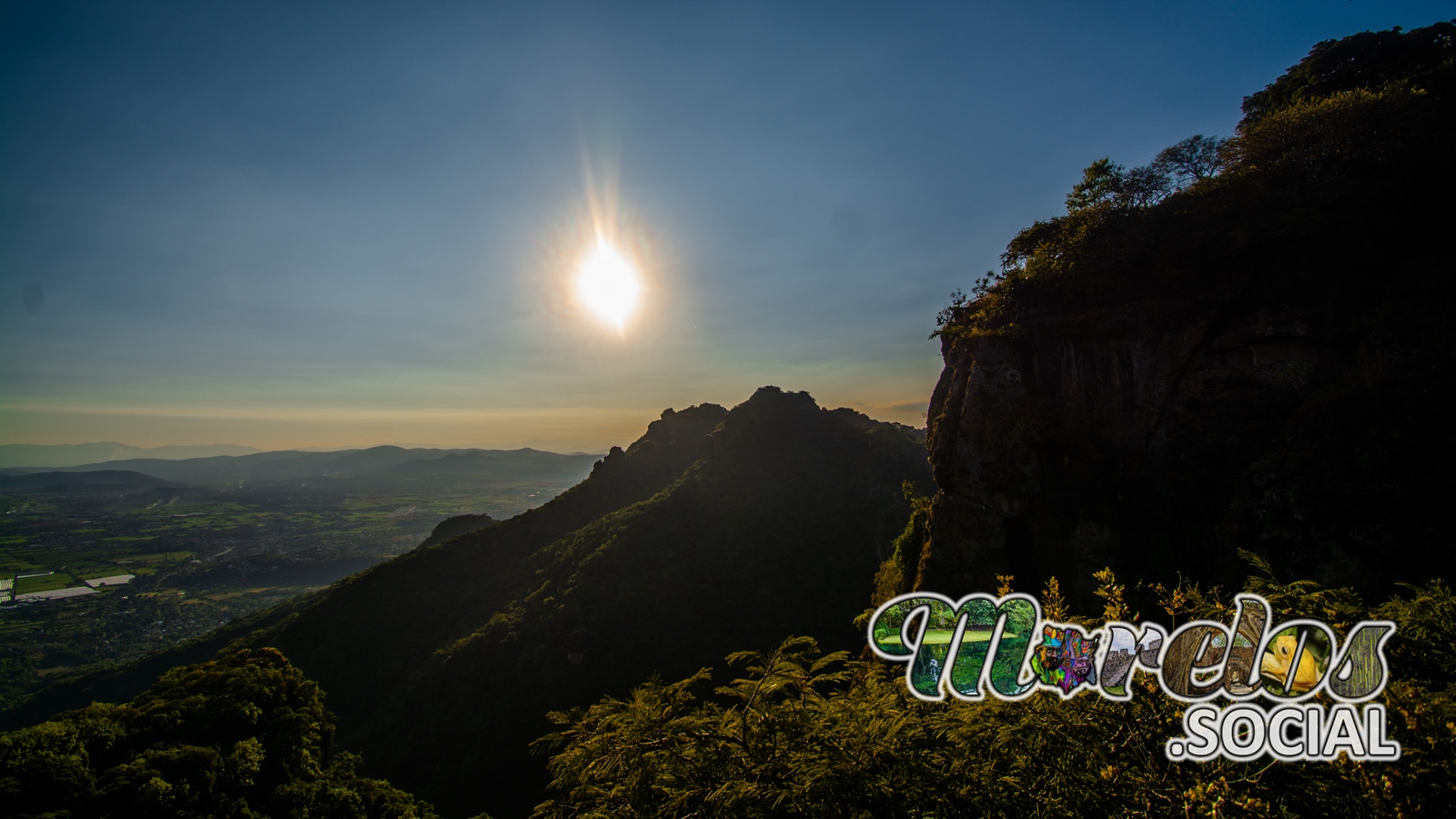 Panorama del atardecer visto desde el Cerro del Papalotzin en Tlayacapan, Morelos