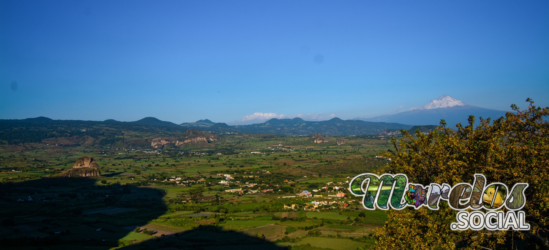 Panorama desde el cerro del Papalotzin en el pueblo mágico de Tlayacapan en el estado de Morelos