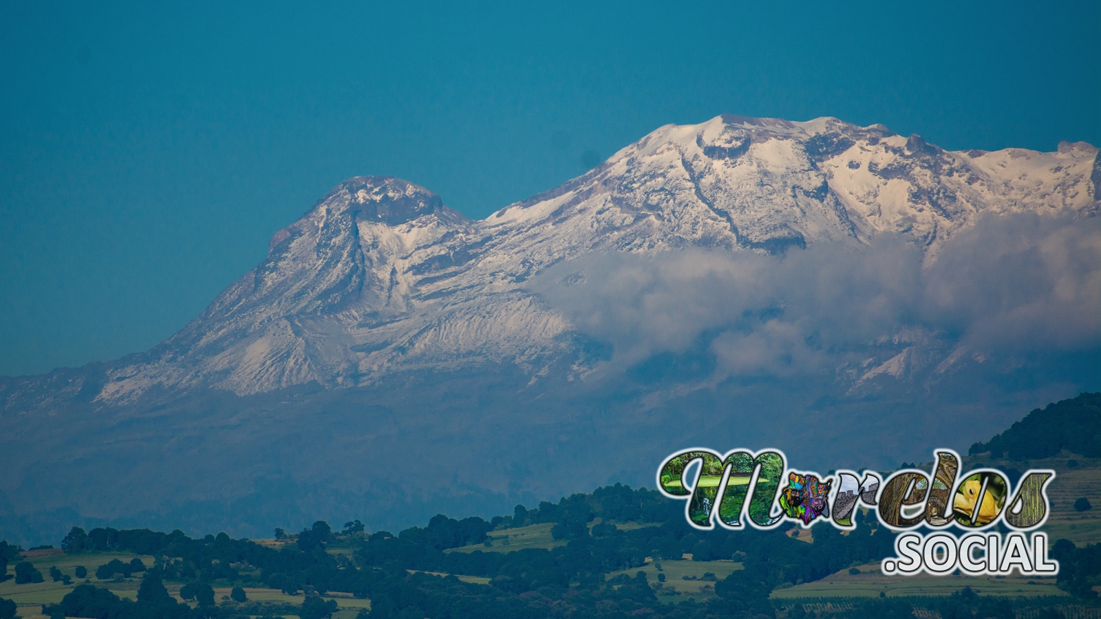 Gran vista del volcan Iztaccihuatl vistos desde el pueblo magico de Tlayacapan, Morelos