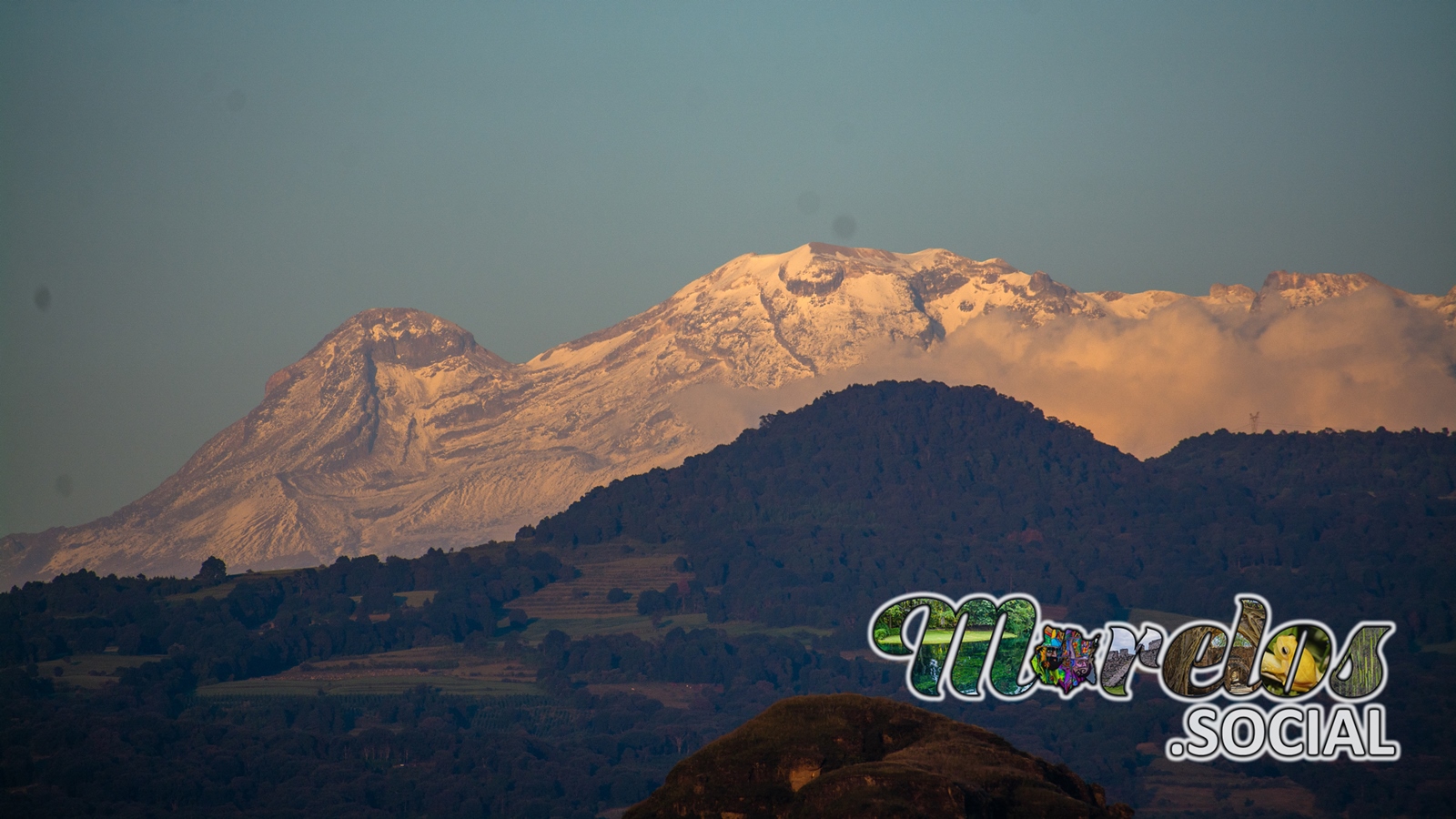 El volcan Iztaccihuatl detras de cerros morelenses vistos desde Tlayacapan, Morelos