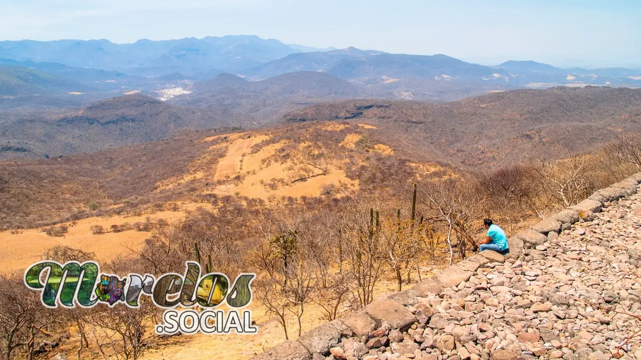 Panorama de la Sierra de Huautla visto desde las Pirámides de Chimalacatlán