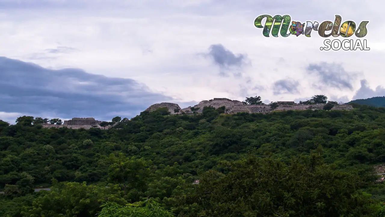 Zona arqueológica de Xochicalco sobre los cerros de Miacatlán, Morelos